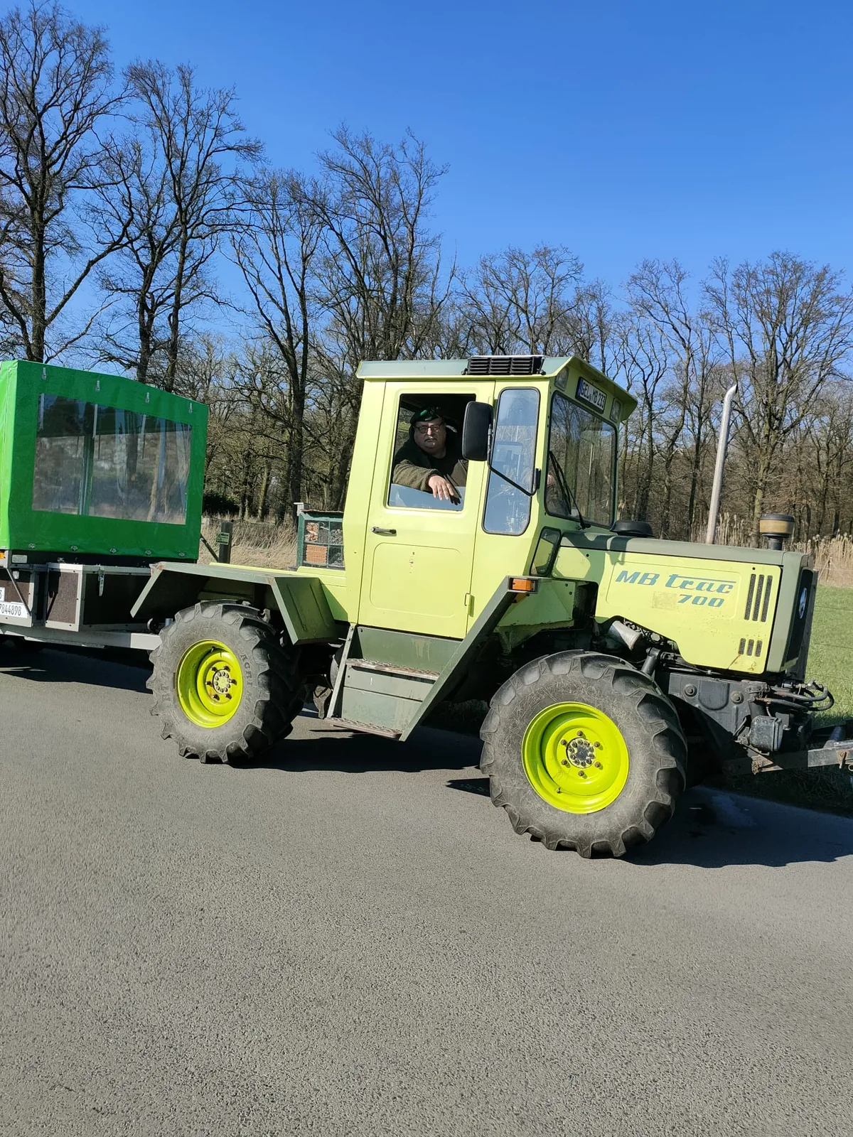 Heinz sitzt im Trecker